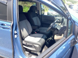 ウォークスルーが出来るセパレートシートの運転席は、シートハイトアジャスターが付いています。