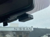 ナビ連動型、ドライブレコーダーを装備。万が一の際に映像を記録し、ナビモニターにて再生、確認を行う事が出来ます。又、駐車監視機能を搭載しておりますので、お車駐車中の当て逃げの際にも自動録画致します