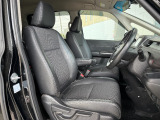 フロントシートのお写真です。 広い足元と、ゆったり座れるシートは長時間の運転でも疲れにくくなっております♪