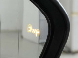 &rdquo;隣の車線を走る車両をレーダーで検知し、ドアミラーでは確認しにくい後側方エリアに存在する車両に加えて、急接近してくる車両も検知します。車両を検知するとドアミラーに搭載されたLEDインジケーターが点灯