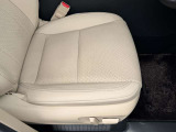 運転席・大きなしわやへたりなど無くきれいな状態です。