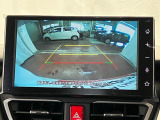 【バックカメラ】 駐車時に車両後方の様子を見ることができるので、運転の不安を軽くします。