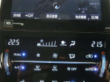 左右独立温度コントロールフルオートエアコンです。運転席、助手席それぞれで独立して温度設定ができます。冷え性の方が乗っても安心ですね♪