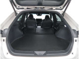 【トランクルーム】荷室の広さも十分です!シートアレンジでシートを畳めば長い荷物だって積めますね。シートアレンジの操作方法など、お気軽にご相談下さい。