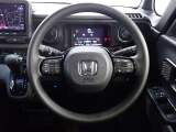 ハンドル左側にはオーディオ操作が出来るオーディオリモートコントロールスイッチ、右側にはHonda SENSINGとオートクルーズコントロールのスイッチを装備!