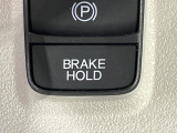 【オートブレーキホールド】信号待ちや渋滞で停車時にブレーキから足を離しても、停止状態を保持してくれます。前進するときはアクセルを踏めば自動で解除されるので安心♪街乗り運転が楽になります♪