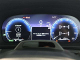 とっても見やすいメーターです。夜間時はラグジュアリーな気分にさせてくれる照明が魅力ですので、夜のドライブも楽しみになりますよ♪