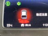 パーキングセンサーシステムは走行中に障害物が迫ると音と表示でお知らせ、低速走行時時の安心感を高めます