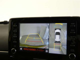 パノラミックビューモニター付きです。車両を上から見たような映像を画面に表示。運転席からの目視だけでは見にくい、車両周辺の状況をリアルタイムでしっかり確認できます。