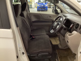 【ベンチシート】運転席と助手席の移動もスムーズ!狭い駐車場での乗り降りや、お子様の乗り降りにも便利です。座席の間にコンソールボックスやドリンクホルダーがないため、車内空間が広く感じます。