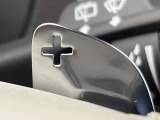 【パドルシフト】ハンドルから手を離さずに素早くシフトアップ&ダウンができるので、エンジンブレーキを使う下り坂や高速道路の合流で急加速したい時など、様々な場面で活躍します。