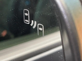 【ブラインドスポットワーニング】走行中、ドアミラーの死角になりやすい箇所に後続車が接近するとサイドミラー付近に警告を表示、ドライバーに注意喚起をしてくれます。