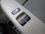運転席・助手席にはパワーウィンドウが装備されておりますスイッチを押して頂くだけで窓の開閉が可能です♪
