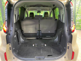 後席を格納すると、これだけの広さが!シーンに合わせたシートアレンジで、大きな荷物も積むことが出来ます♪