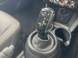 シフトレバーはドライバーが操作しやすい位置に配置されております!握りやすい構造で作られています♪