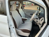 広く快適な運転席周りです。