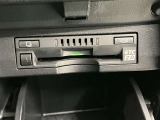 高速道路で便利な【ETC2.0】を装備しています。光ビーコン搭載で渋滞情報などナビゲーションと連動することで機能も充実いたします。他、観光施設に立ち寄るための高速料金割引サービス等もございます。