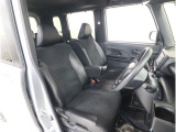 ■運転席シートです。座り心地を高めた座面構造となっておりますので、近場へのちょっとした移動やロングドライブ時など、どんな時でも快適なドライビングを楽しんでいただく事が可能です。