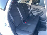 後部座席も足元広々とお座り頂けます。クッション性もあります。