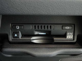 運転席お膝元にETCカード挿入口がございます。