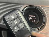 【キーレススタートシステム】カバンやポケットに入れたままでもドアの施錠・解錠が可能なスマートキーを装備。エンジンのオン・オフ時もカギを取り出す必要が無いからとっても便利です♪