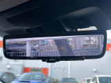 【スマートリヤビューミラー】後席の大きな荷物や同乗者で後方が確認しづらい時でも安心!カメラが撮影した車両後方の映像をルームミラー内に表示。クリアな視界で状況の確認が可能です!