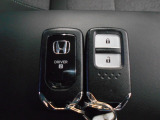 スマートキー付!キーを取り出さなくてもドアロックの施錠・開錠、エンジンの始動が出来ます!雨の日や荷物の多い日にとても便利ですね♪