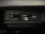 【ETC】有料道路を利用する際に料金所で停止することなく通過できる、ETC車載器(ノンストップ自動料金収受システム機器)が装備されています。セットアップを行うことで利用可能になります。