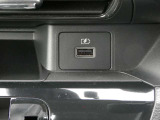 USBソケット 走行中にスマートフォンやタブレット端末を充電することができます。
