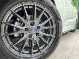 【17インチアルミホイール】外観にマッチしたアルミホイールを装着しております。各種アルミホイールや、スタッドレスタイヤも取扱いしております。是非ご相談ください♪