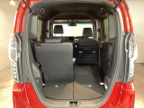 シートを倒せばラゲッジスペースも広々。BBQやゴルフなど様々な用途で活躍します。アクティブに動かれるお客様には強い味方です!