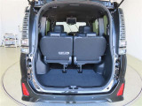 ラゲージスペースは十分な広さはありますが、更に大きい物を積み込む時には、サードシートをワンタッチラクラク操作で跳ね上げ格納することで、広いスペースが確保できます。