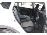 広さ十分の後席です。XVは車高がございますので、乗車する際は乗り込むというよりは座るという感じです。荷物を抱えたまま、ご年配の方も乗り降りが楽です。