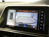 パノラミックビューモニター付きです。車両を上から見たような映像を画面に表示。運転席からの目視だけでは見にくい、車両周辺の状況をリアルタイムでしっかり確認できます。