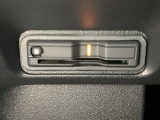 ハンドルの左下にETCがついています。高速道路の料金所の通過も楽々です。 カードの取り出しもしやすい場所についています。