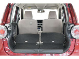 後席を倒すと広いラゲージスペースになります。