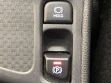 HOLD機能付きの電動パーキングブレーキ。HOLD機能を使用すると、信号待ちなどでフットブレーキから足を放しても、車は動かずそのまま停車してくれます。ドライブなど足が疲れた時には便利な機能です。