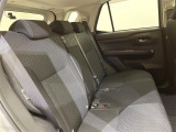 【セカンドシート】2列目もゆったりドライブを楽しめます。掲載箇所以外にご希望の写真がございましたらお気軽にお問い合わせ下さい。フロアマットは汚れが気になる場合は新品のご注文も承ります。