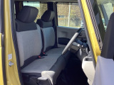 フロントシートはベンチシートです。ベンチシ―トは運転席と助手席の移動もスムーズ!狭い駐車場での乗り降りに便利です。シートの間にコンソールボックスやドリンクホルダーがないため、車内空間も広く感じます