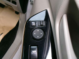 電動格納式ミラーなので、対向車などとのすれ違い時にも便利です。
