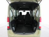 リヤシートを畳むと荷室がさらに広くなります。