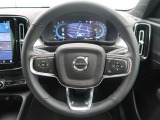 【純正革巻きステアリング】上質な革を使用することで、手にしっかり馴染むボルボのステアリング。高級感がありながら、とても運転しやすいのが特長です。