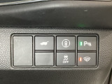 Hondaセンシング用の、VSA(ABS+TCS+横滑り抑制)解除と路外逸脱抑制機能のオンオフスイッチなどはハンドルの右側に装備しています。車内で操作のできる、電動テールゲートのスイッチもついてます。