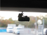この車にはリアにもドライブレコーダーを装備しております◆映像・音声などを記録する自動車用の装置です。 もしもの事故の際の記録はもちろん、旅行の際の思い出としてドライブの映像を楽しむことができます。