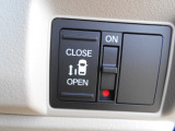 片側パワースライドドア仕様です。運転席にて操作が可能です。