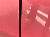 運転席ドアにキズがあります