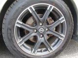純正16インチアルミを装備して、見た目も良好です。クルマはやっぱり外見も大切にしたいですよね。純正アルミは高い完成度で、クルマにマッチします。
