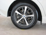 右後 アルミホイールは、カッコイイだけではなく、燃費にも影響するアイテムなんですよ!「*ホイールロックナットは展示用です」