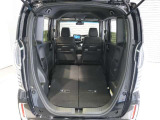 【トランクルーム】セカンドシートを折りたためば、低く広い床面が出現。大きなに荷物も収まります。