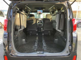 【荷室】サードシートを左右に跳ね上げれば、さらに広くご使用することが出来ます。
